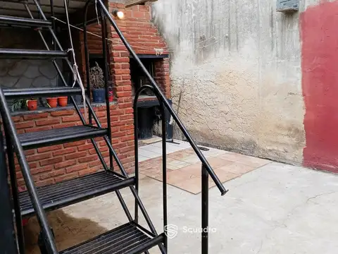 VENTA / PERMUTA -Casa de pasillo de dos dormitorios más comodín. Patio con parrillero. Azcuenaga, Ro