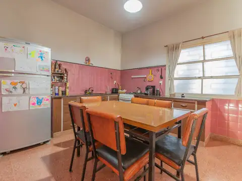Casa 6 ambientes con 2 baños