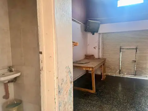 Venta casa 3 ambs. + 2 locales o garage. A refac.