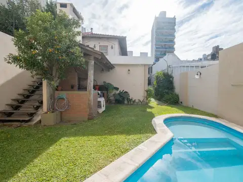 CASA DE CATEGORÍA + OFICINAS SOBRE AV. GRAL LOPEZ