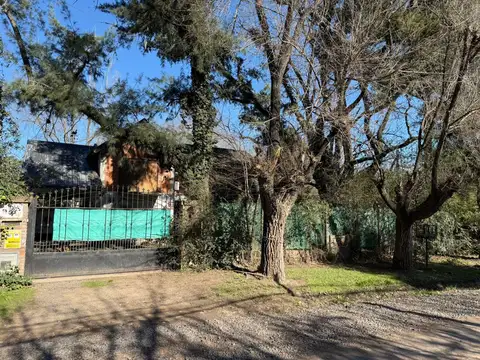 Hermosa casa en Parque Leloir rodeada de increíble arboleda
