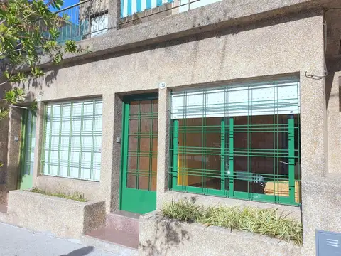 EXCELENTE PUNTO DE FLORESTA, A 100 MTS AV DIRECTORIO y AV. MARIANO ACOSTA.. EXCELENTE PH A LA CALLE SOLEADO GRAN AMBIENTE, COCINA TOTALMENTE NUEVA BAÑO COMPLETO y TERRAZA P/TENDER,   ÚNICO 