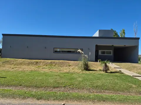 CASA DOS DORMITORIOS PISCINA EN BARRIO CERRADO PUERTO ROLDAN
