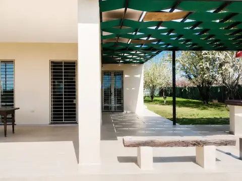 Casa 8 ambientes con 3 baños