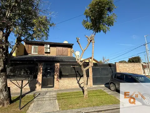 Casa en venta c/ cochera en Villa de Mayo