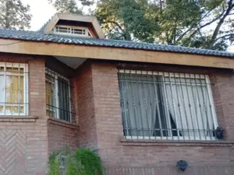 Casa en venta - 4 Dormitorios 3 Baños - Cocheras - 900Mts2 - Bella Vista