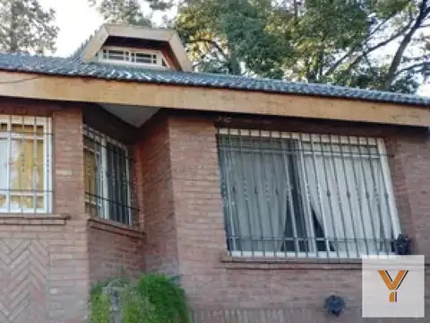 Casa en venta - 4 Dormitorios 3 Baños - Cocheras - 900Mts2 - Bella Vista
