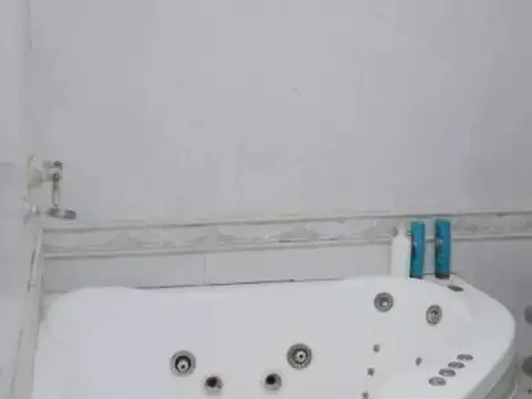 Casa 6 ambientes con 2 baños