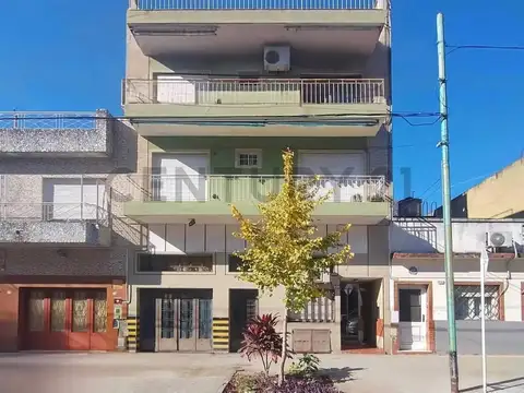 Departamento 2 Ambientes con patio y lavadero en venta en Monte Castro  