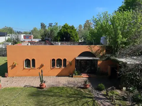 Casaquinta con añeja arboleda en 2100 M²