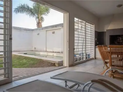 Casa en Venta con 4 cocheras