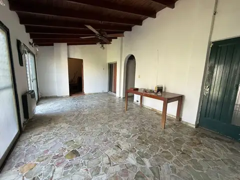 CASA 4 AMBIENTES CON COCHERA/ PATIO A REFACCIONAR