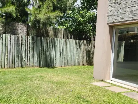 Casa en Alquiler con 2 cocheras