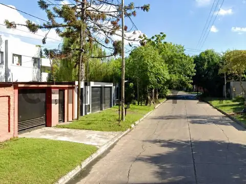 Casa en venta en City Bell de 3 dormitorios con pileta
