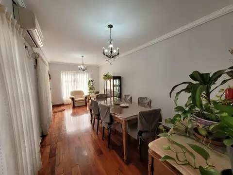 Casa 5 ambientes con 2 baños