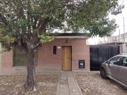 CASA AMERICANA  CON 2 DORMITORIOS, PARQUE, ENTRADA DE AUTO 