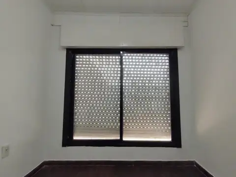 CASA AMERICANA  CON 2 DORMITORIOS, PARQUE, ENTRADA DE AUTO