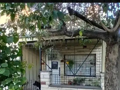 CASA EN LOTE PROPIO 3 AMB CON COCHERA