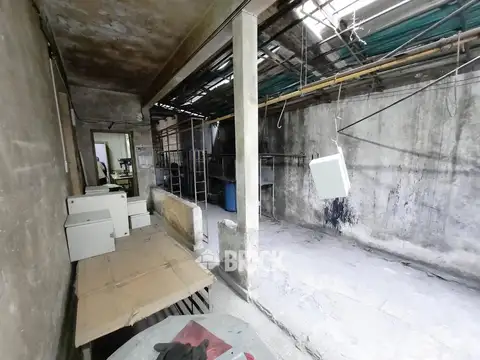 CASA CON GRAN GALPON CON PARABOLICO EN LOTE DE 8.66X40 MTS EN DE LA SERNA AL 1800