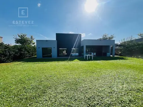 Casa 5 ambientes con 4 baños