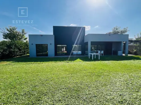 Casa en Venta con 4 cocheras