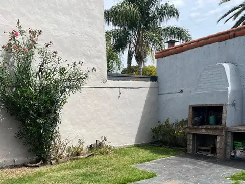 Casa 6 ambientes con 2 baños