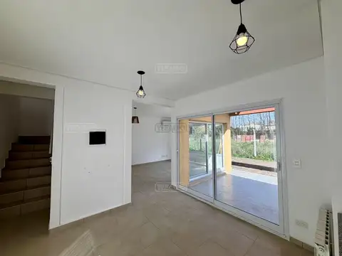 Casa en Alquiler con 1 cochera