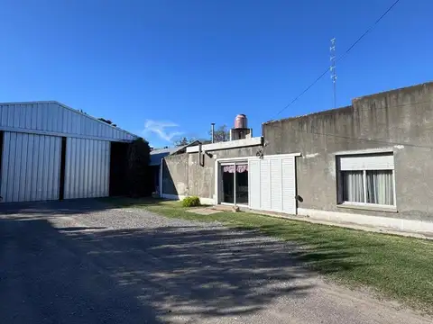 Casa 8 ambientes con 2 baños