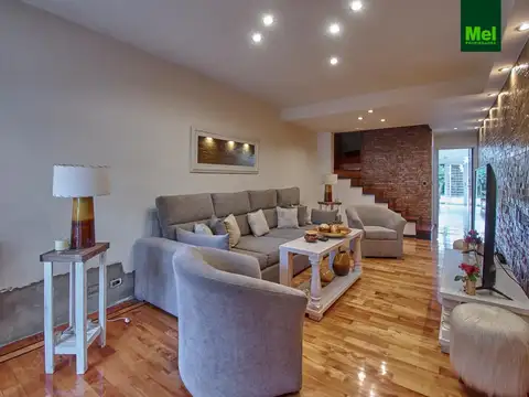 Casa en Venta con 2 cocheras