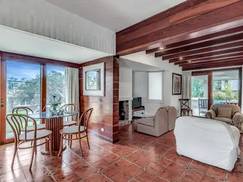 Casa en Alquiler con 1 cochera