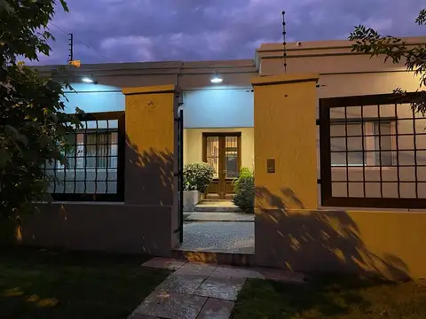 Casa 6 ambientes con 2 baños