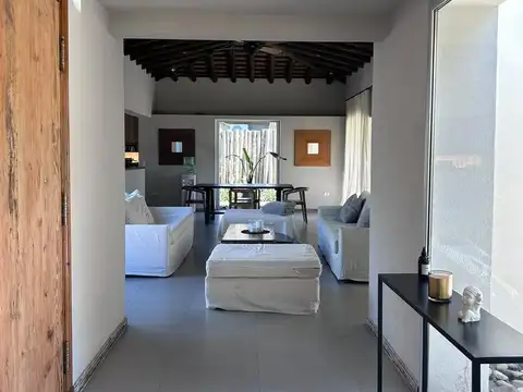 Casa en Alquiler con 3 cocheras