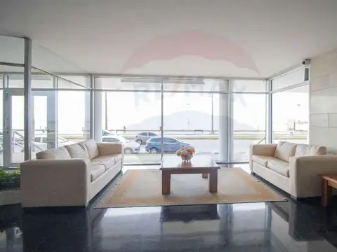 VENTA Pocitos Rambla – Amplio apto a reciclar