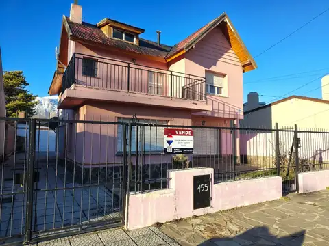Casa con quincho y monoambiente