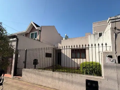 Casa de 5 Ambientes en Remedios de Escalada.
