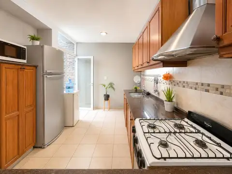 Casa en Alquiler con 3 cocheras