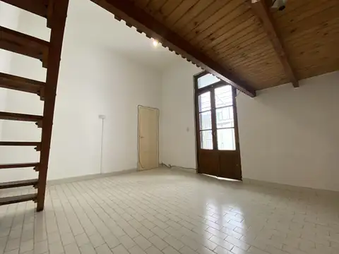Tipo casa 2 ambientes con patio y sin expensas. Apto mascotas.