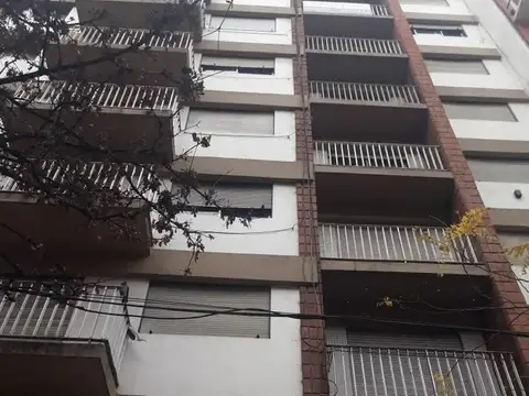 3 AMBIENTES C/DEP A LA CALLE CON BALCON Y COCHERA FIJA