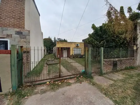 Casa 2 dormitorios con amplio parque