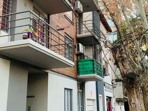 Santiago 1492, 2 piso, estilo duplex con cochera. Barrio Lourdes.