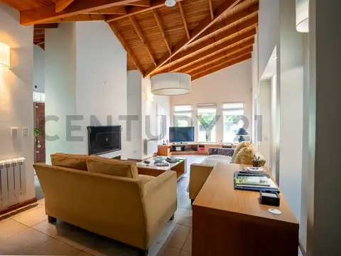 Casa en Venta con 2 cocheras