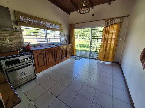 CASA CON JARDÍN Y PILETA EN LOTE PROPIO – LEVENE, CAÑUELAS