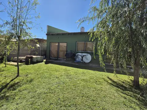 CASA CON JARDÍN Y PILETA EN LOTE PROPIO – LEVENE, CAÑUELAS