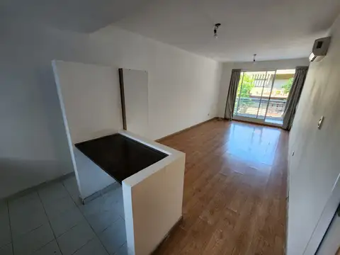 GALICIA  al 900 (a mts de Av. San Martín). Superluminoso monoambiente con amplio balcón