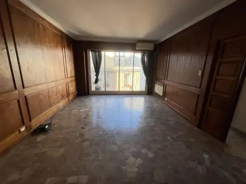 Alquiler. Departamento 3 amb. Cochera. Arenales y Suipacha.