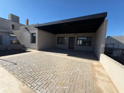 Casa 4 ambientes con 2 baños