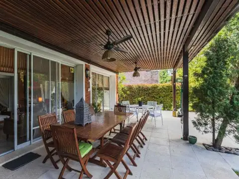 Casa en Venta con 2 cocheras