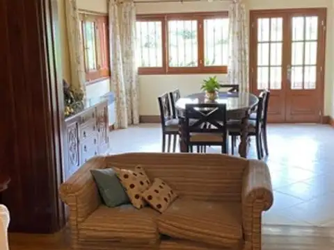 Casa 5 ambientes con 4 baños