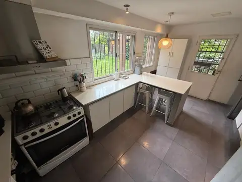 Casa 6 ambientes con 2 baños