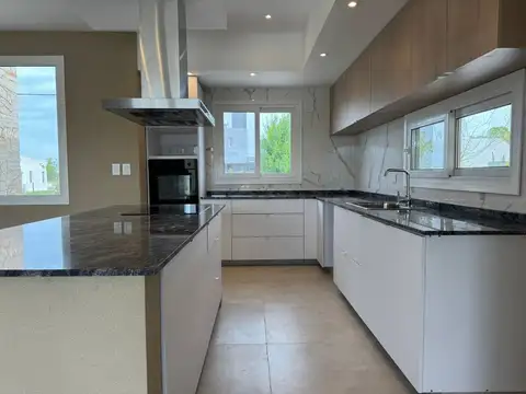 Casa en Alquiler de 3 dormitorios